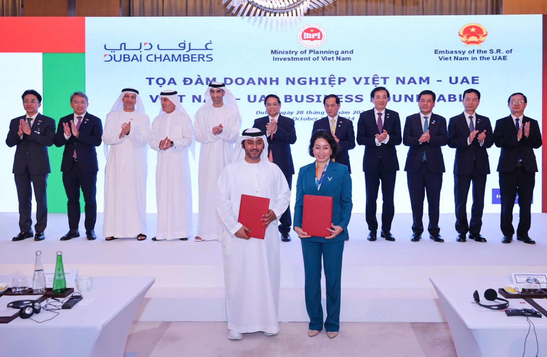 Bà Lê Thị Thu Thủy, Phó Chủ tịch Vingroup và đại diện Emirates Driving Company (EDC) ký MOU tại UAE.